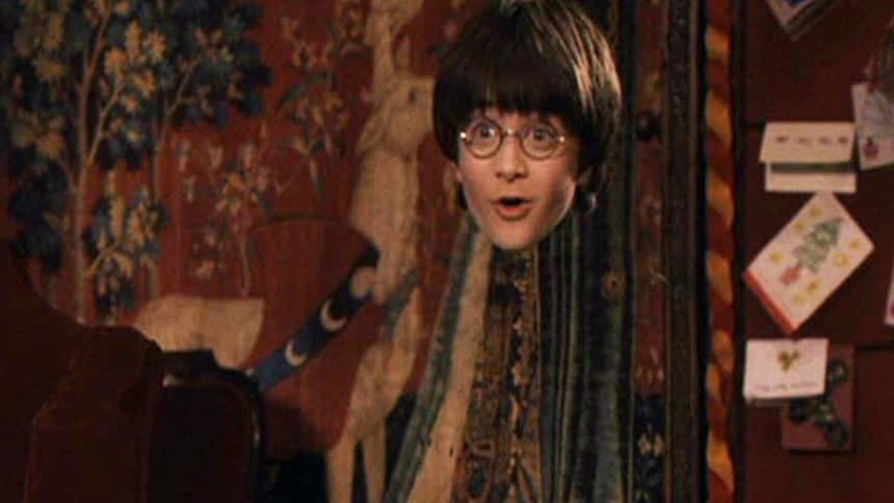 Capa da Invisibilidade – Terceira Relíquia da Morte, torna quem a veste completamente invisível. Herdada por Harry de seu pai, ajuda-o inúmeras vezes ao longo da saga.
