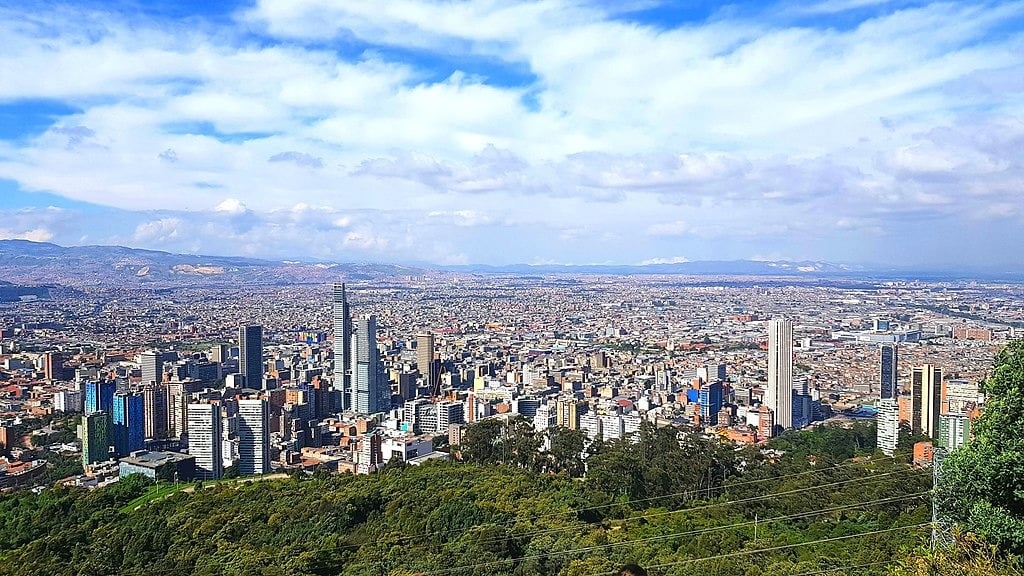 Bogotá (Colômbia) – 6.840.116 habitantes. Bogotá, capital da Colômbia, é uma cidade vibrante com atrações como o Museu do Ouro, que abriga uma vasta coleção de artefatos pré-colombianos, o bairro histórico de La Candelaria e o Cerro Monserrate, que oferece vistas panorâmicas da cidade.
