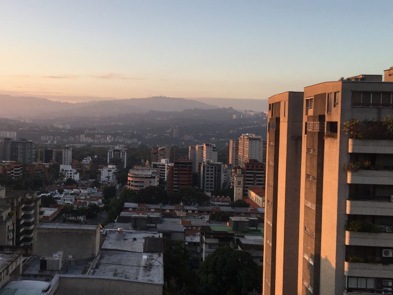 Caracas (Venezuela) – 5.278.448 habitantes. Caracas, capital da Venezuela, possui pontos de interesse como o Parque Nacional El Ávila, que oferece trilhas e vistas da cidade, a Casa Natal de Simón Bolívar e o Teleférico de Caracas, que leva os visitantes ao topo do Ávila. - Creative Commons/Domínio Publico