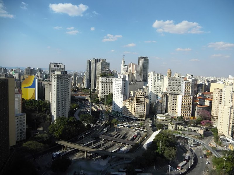 São Paulo (Brasil) – 12.325.232 habitantes. São Paulo é a maior cidade do Brasil e um importante centro financeiro e cultural. Entre suas principais atrações estão a Avenida Paulista, o Museu de Arte de São Paulo (MASP) e o Parque Ibirapuera, que oferece áreas verdes e espaços culturais. - Luiz França/CMSP