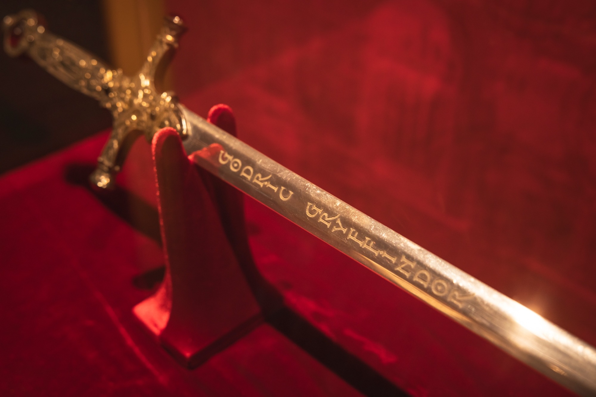 Espada de Godrico Grifinória – Arma encantada que aparece para verdadeiros membros da Grifinória em momentos de necessidade. Destrói Horcruxes e é usada por Neville na batalha final.