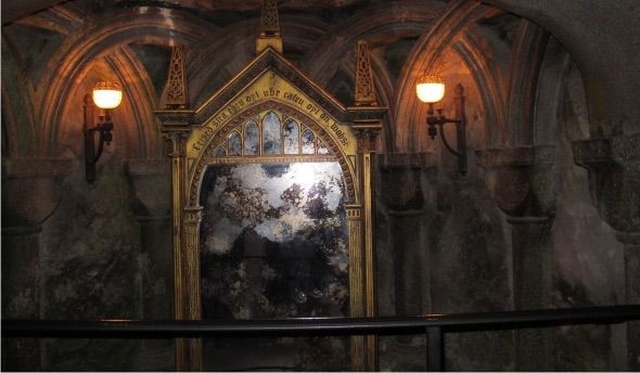 O Espelho de Ojesed é um objeto mágico que mostra o desejo mais profundo do coração de quem o olha. Harry o descobre no primeiro livro/filme e vê seus pais falecidos, enquanto Dumbledore explica que ele pode ser perigoso, pois muitos se perdem em suas ilusões. Seu nome, Ojesed, é desejo escrito ao contrário.