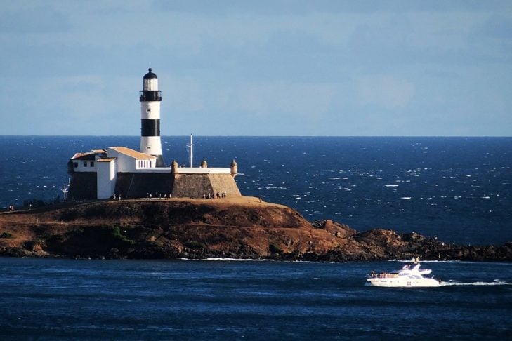 Localizado em uma das praias mais populares da cidade, o Farol da Barra oferece vistas deslumbrantes do oceano Atlântico. É um ótimo lugar para apreciar o pôr do sol.