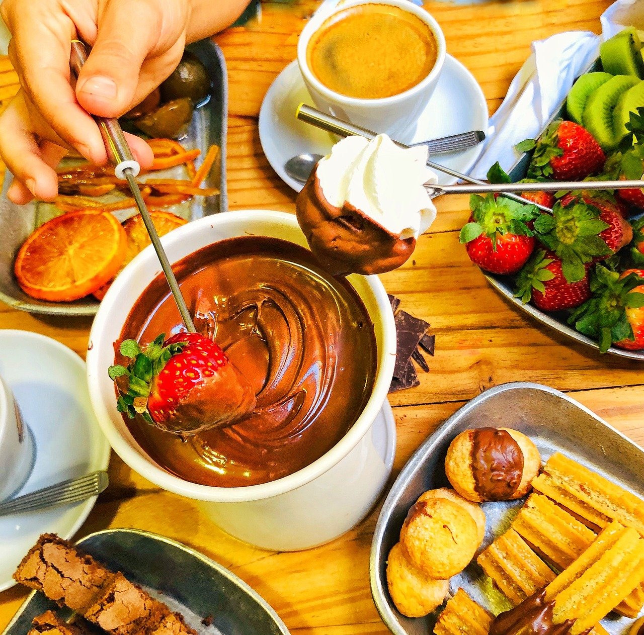 A gastronomia francesa influenciou não apenas os ingredientes utilizados, mas também a experiência gastronômica sofisticada associada ao fondue.