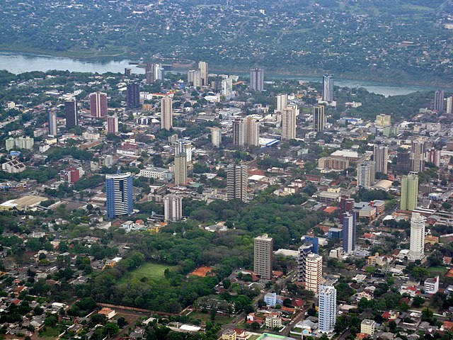 Foz do Iguaçu (Brasil) / Ciudad del Este (Paraguai)
Ligadas pela Ponte da Amizade, são um dos principais centros de comércio internacional da América do Sul.