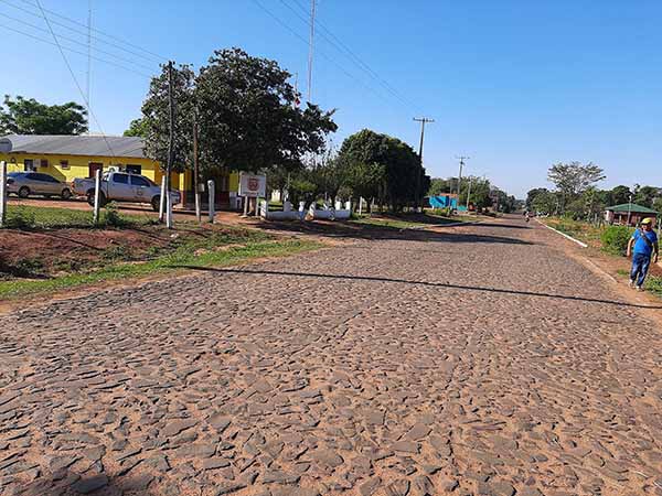 Karapaí tem poucas lojas e infraestrutura simples, mas mantém fortes laços culturais com o Brasil.
A região é conhecida pelas suas festas tradicionais e eventos agropecuários.