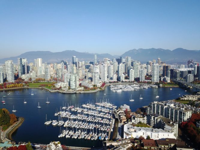 Vancouver (Colúmbia Britânica, Canadá) – A cidade recebe umidade intensa do Pacífico e chuvas durante grande parte do ano. Isso mantém suas florestas verdes, mas o tempo chuvoso pode ser desmotivador.