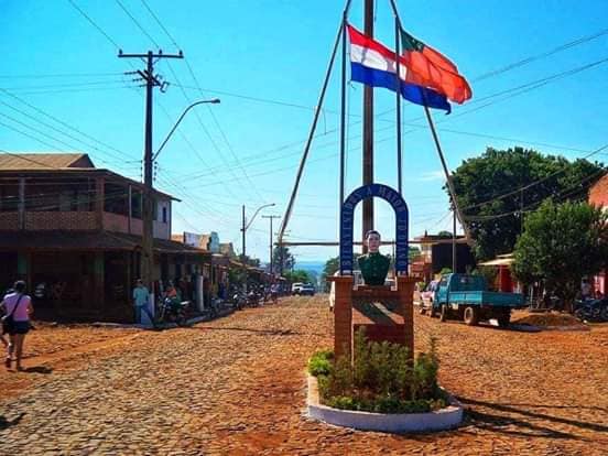 Mayor Otaño é uma cidade menor, mas mantém forte ligação comercial com o Brasil.
A travessia entre elas é feita por barcos e balsas no Rio Paraná.