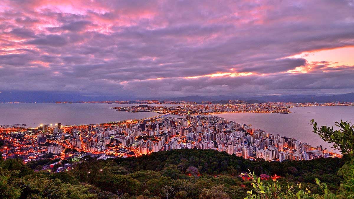 Florianópolis (SC) – A umidade vinda do oceano e o relevo montanhoso fazem a capital catarinense ter muitas chuvas. Isso ajuda a manter a Mata Atlântica, mas também causa deslizamentos em áreas de encosta.