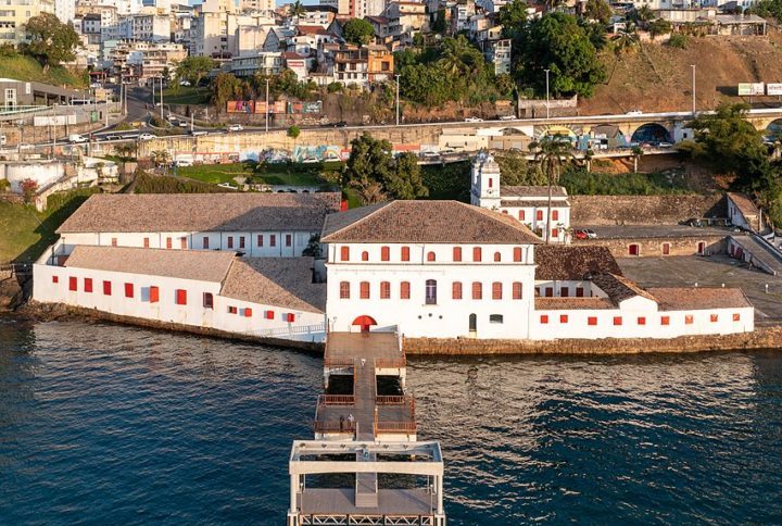 Também anualmente, em novembro, no Museu de Arte Moderna da Bahia, acontece o Festival de Arte Contemporânea de Salvador, um evento que reúne artistas visuais de todo o mundo. 