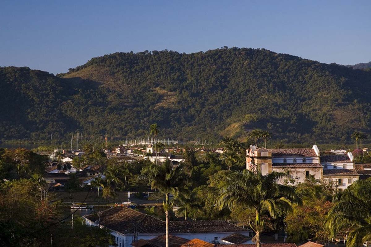 Paraty (RJ) – A cidade histórica tem muitas chuvas devido à umidade vinda do oceano e à Serra do Mar. Isso preserva suas cachoeiras e rios, mas causa enchentes e deslizamentos.