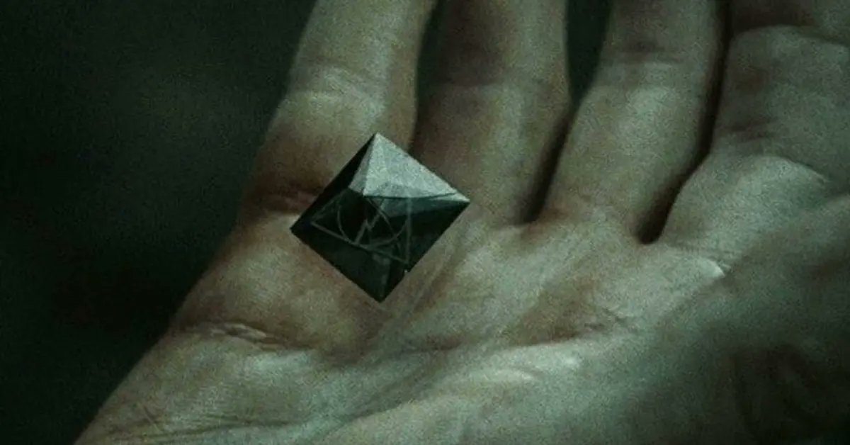 Pedra da Ressurreição – Outra Relíquia da Morte, permite que os mortos apareçam brevemente para os vivos. Harry a usa para ver seus pais, Sirius e Lupin antes do confronto com Voldemort.
