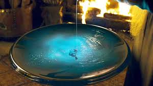 Pensatório – Bacia de pedra usada para armazenar e revisitar memórias. Dumbledore a usa para mostrar a Harry detalhes sobre Voldemort e sua busca pelas Horcruxes.