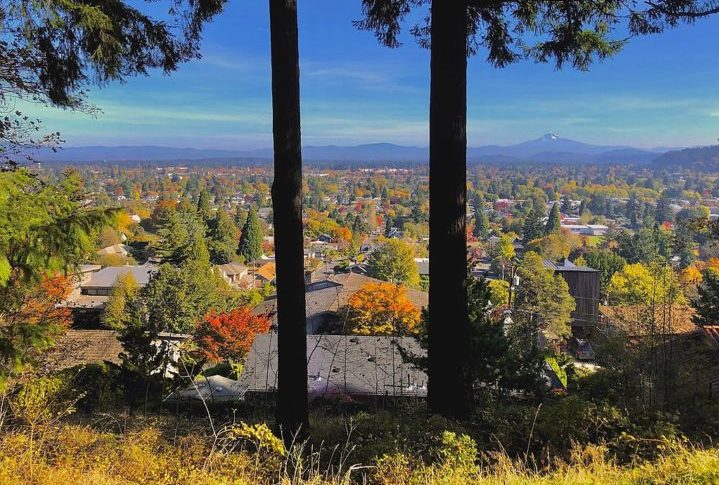 Portland (Oregon, EUA) – A cidade tem chuvas frequentes devido à proximidade com o Pacífico e barreiras montanhosas. Isso favorece a agricultura e florestas, mas o céu cinza predomina.
