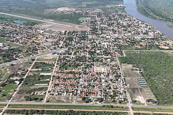Porto Murtinho (Brasil) / Carmelo Peralta (Paraguai)
Porto Murtinho é um porto estratégico no Rio Paraguai, facilitando o transporte de cargas