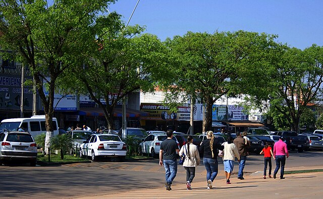 Salto del Guairá era onde ficavam as famosas Sete Quedas, submersas após a construção da Usina de Itaipu.
O comércio é o motor da economia, atraindo turistas brasileiros em busca de produtos importados.