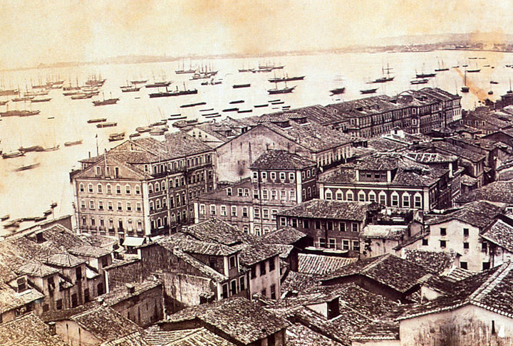 A cidade é conhecida por sua arquitetura colonial portuguesa, sua cultura afro-brasileira e seu litoral tropical.