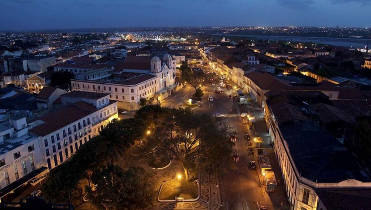 São Luís (MA) – O clima quente e úmido faz com que as chuvas sejam intensas no verão. Isso ajuda na formação de manguezais, mas alaga ruas e prejudica a infraestrutura.
