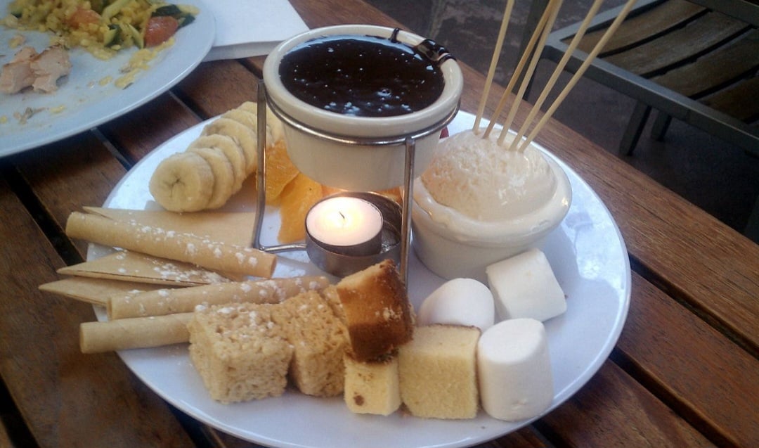Comer fondue envolve todo um ritual, desde a escolha da panela certa até a maneira de degustá-lo. Tradicionalmente, utiliza-se um garfo longo para mergulhar os pedaços de pão no queijo derretido, e existem algumas regras de etiqueta a serem seguidas.