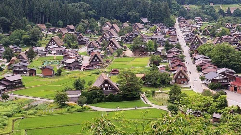 Shirakawa (Gifu): Embora seja uma vila, tem aproximadamente 1.600 habitantes. Famosa por suas casas tradicionais gassho-zukuri, é Patrimônio Mundial da UNESCO.
