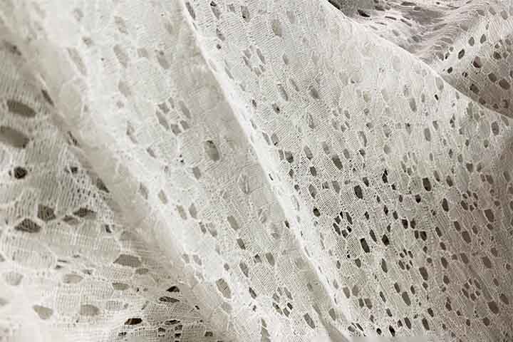 Renda: Tradicionalmente feita de algodão, seda ou fibras sintéticas, a renda é um tecido delicado e ornamental, com padrões abertos e bordados. É valorizada pela aparência sofisticada e romântica. Utilizada em vestidos de noiva, lingerie e detalhes decorativos, confere elegância e feminilidade às peças.
