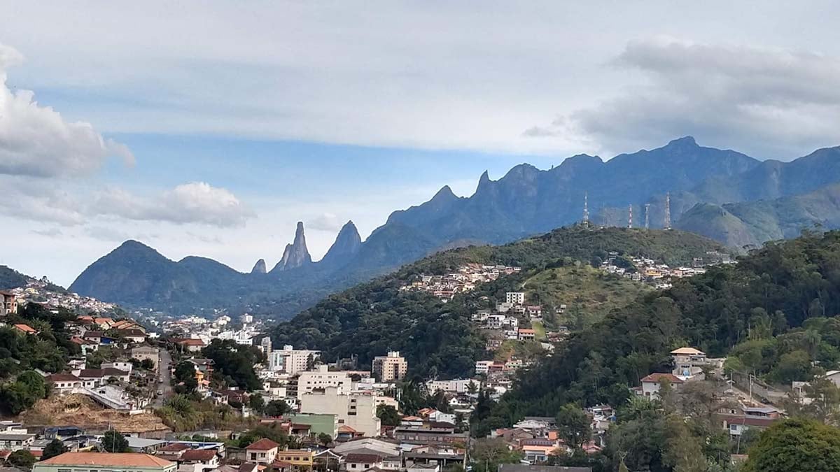 Teresópolis (RJ) – Também na Serra do Mar, sofre com chuvas frequentes devido à umidade vinda do oceano. A vegetação densa é preservada, mas o relevo acidentado aumenta o risco de tragédias.
