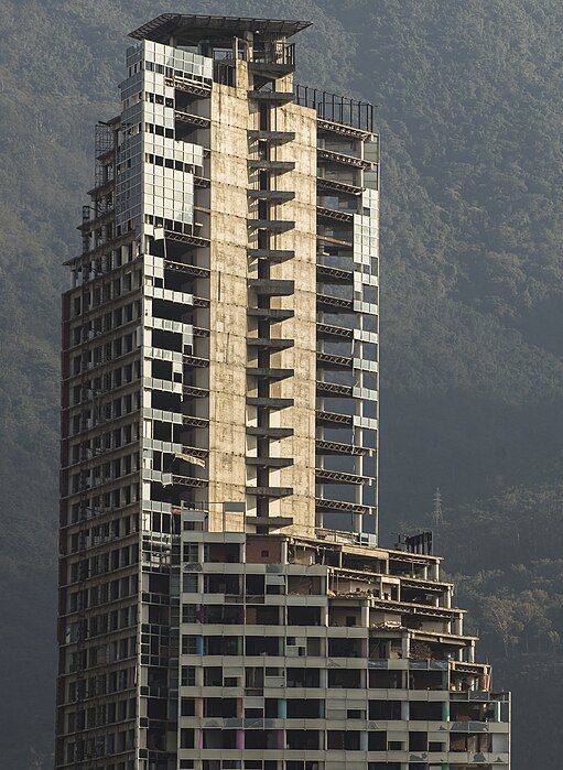 6) Centro Financiero Confinanzas, Venezuela (190 m): Esse arranha-céu, também chamado de Torre de David, tem 45 andares e foi projetado para ser um centro financeiro. Sua construção foi interrompida em 1994, devido à crise econômica e à morte de seu idealizador, David Brillembourg.