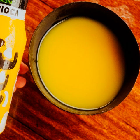 Ingredientes locais como o tucupi (foto) e o jambu também fazem sucesso. Isso sem falar nos peixes amazônicos, especialmente o pirarucu e o tambaqui.