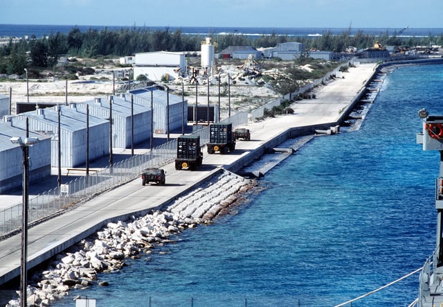 Atol Johnston – Com 2,8 km² no Pacífico central, foi usado para testes nucleares durante a Guerra Fria. Não tem população civil e está sob administração federal. Hoje, é uma área protegida, mas ainda sofre com a contaminação de seus antigos usos militares.
