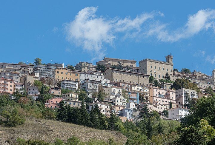 SAN MARINO, EUROPA: 61 km². - San Marino tem cerca de 34.000 habitantes e é considerada a república mais antiga do mundo, fundada em 301 d.C. Situado no centro da Itália, o país tem belas paisagens montanhosas e castelos medievais que atraem turistas. Sua economia é impulsionada pelo turismo e pela exportação de selos e moedas.