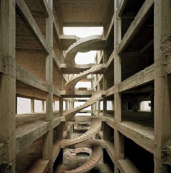 A construção de 40 andares foi parcialmente finalizada antes da eclosão da Guerra Civil Libanesa, em 1975. Foi investido um valor de US$ 15 milhões (cerca de R$ 85,65 milhões) para construir o prédio.