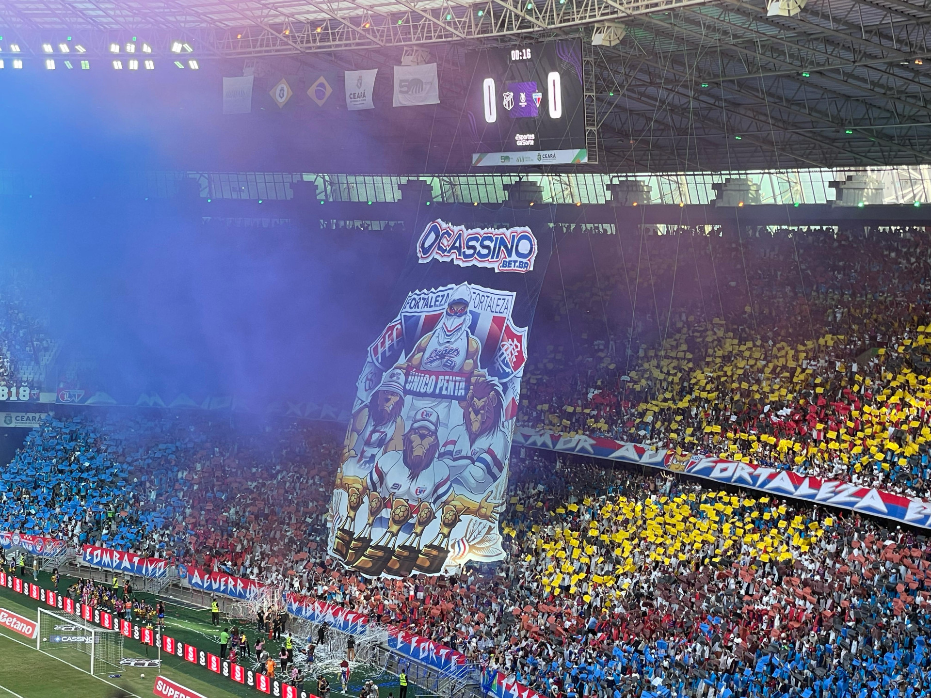 Torcida do Fortaleza exibiu mosaicos e bandeirões na decisão do Cearense