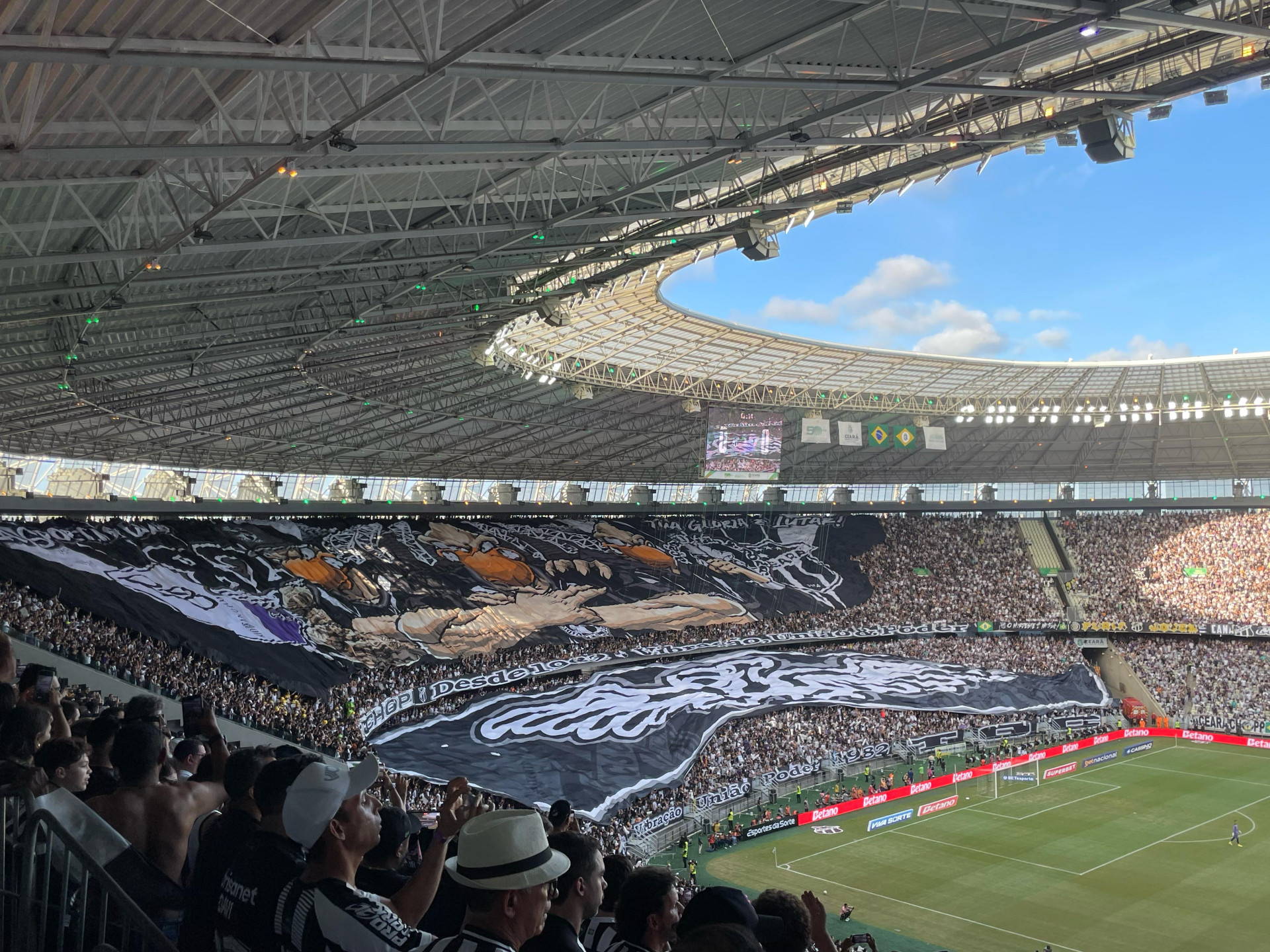 Torcida do Ceará exibiu mosaicos e bandeirões na decisão do Cearense