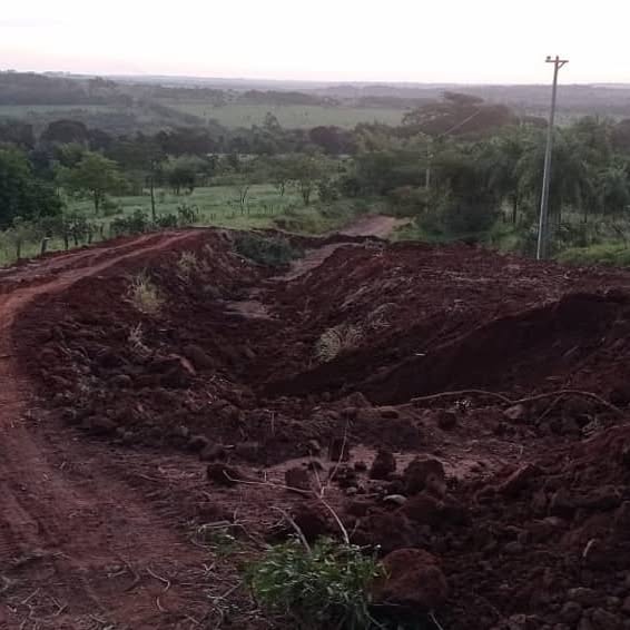 Paranhos tem sua economia baseada na agricultura e na pecuária.
Ypejhú tem uma estrutura modesta, mas mantém um comércio ativo com o lado brasileiro.