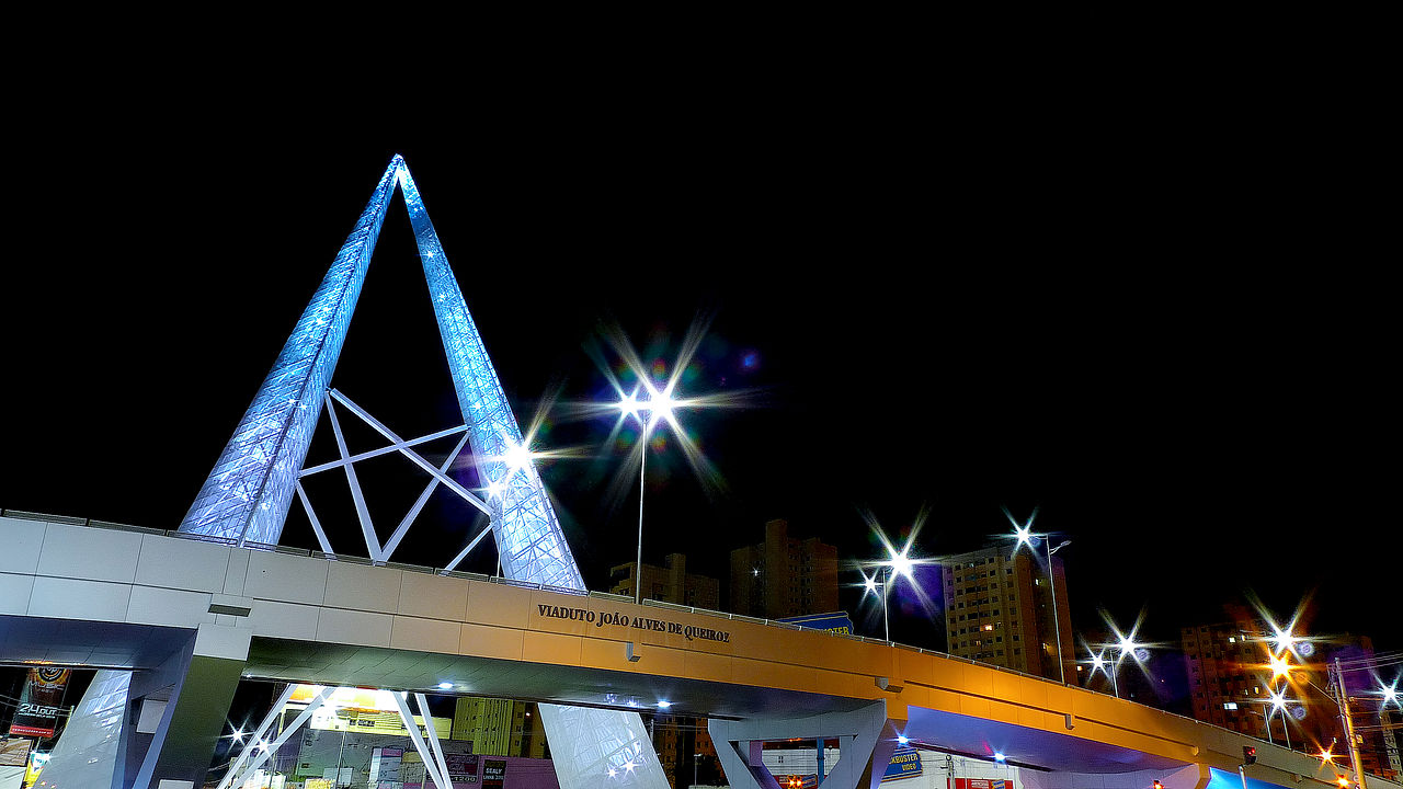 Goiás: Rensga (expressão de espanto); Carcá (colocar); Bão demais da conta (ótimo); Anêim (Ah, não); Paia (chato); Mocorongo (bobo); Ridico (egoísta); Tem base? (Pode ser?); Trupicar (tropeçar).