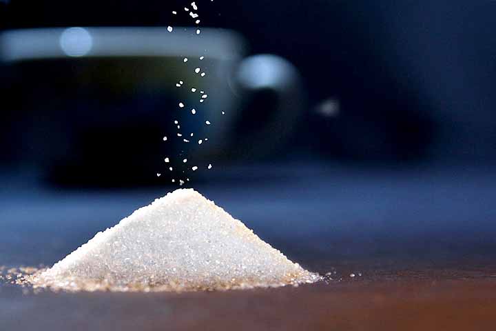 O açúcar que vem da cana é utilizado na indústria alimentícia de incontáveis maneiras. Afinal, grande parte dos produtos que consumimos tem esse alimento na composição em virtude de sua versatilidade.