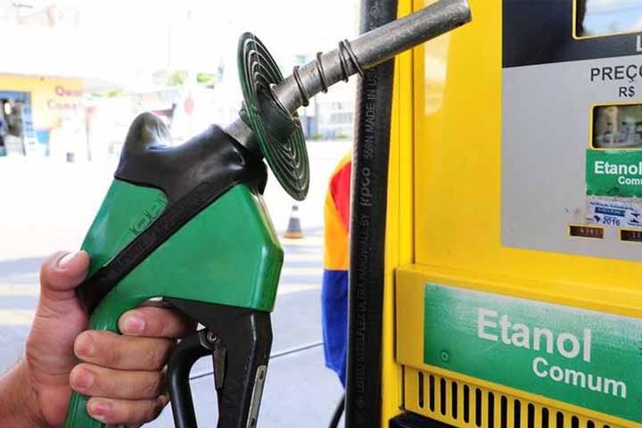 A cana-de-açúcar é matéria-prima para o etanol, álcool também utilizado na indústria alimentícia e em outras, como a química. No entanto, a principal vantagem do etanol é servir de biocombustível para automóveis.