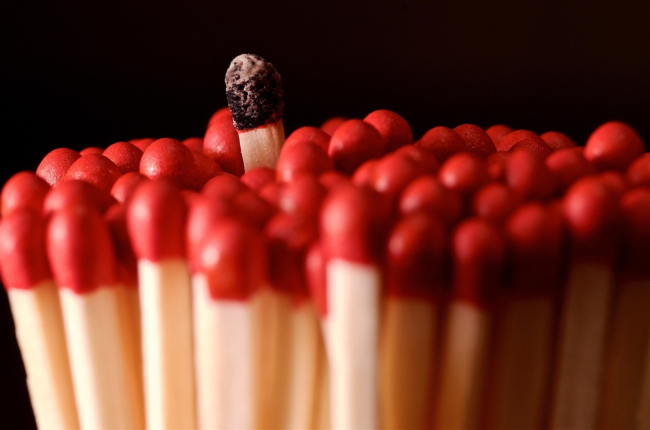 Dessa forma, o calor causado pela fricção do palito com a superfície áspera fazia o fósforo liberar faíscas, incendiando o enxofre. 