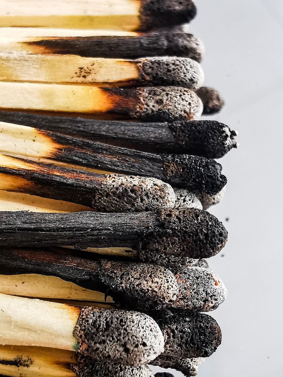 Mais tarde, em 1845, o austríaco Anton Schrötter desenvolveu o fósforo vermelho, que era mais seguro e levou à criação dos fósforos de segurança modernos por Johan Edvard Lundstrom.