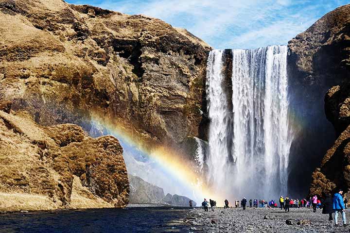 Seljalandsfoss – Islândia (Parque Nacional de Þórsmörk): Permite caminhar atrás da queda e sentir a leveza da água caindo.
