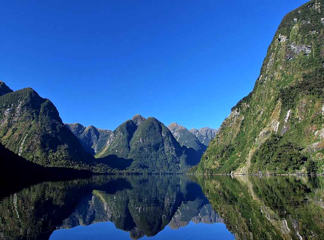 Fiorde Doubtful Sound- Nova Zelândia -  Localizado no oeste do país, no Mar da Tasmânia , tem 40 km de extensão e atinge 421m de profundidade. A região tem chuvas abundantes e na margem   do fiorde ficam densas florestas tropicais com vegetação que contrasta com a origem gélida do fiorde.