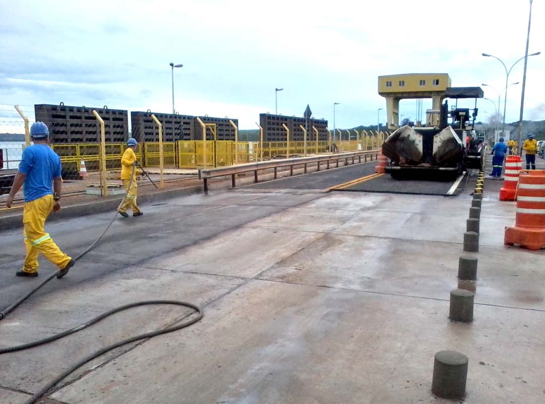 A tecnologia consiste na inserção de microcápsulas menores que fios de cabelo que se soltam quando aparecem fissuras no asfalto. No processo, elas liberam óleos reciclados que amolecem o betume, que ao fluir é capaz de reparar as rachaduras. 
