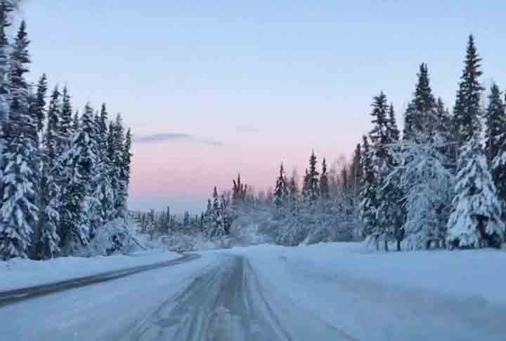 O clima do Alasca é extremamente variado, com invernos rigorosos e longos, especialmente no interior, onde as temperaturas podem cair abaixo dos -40°C.
