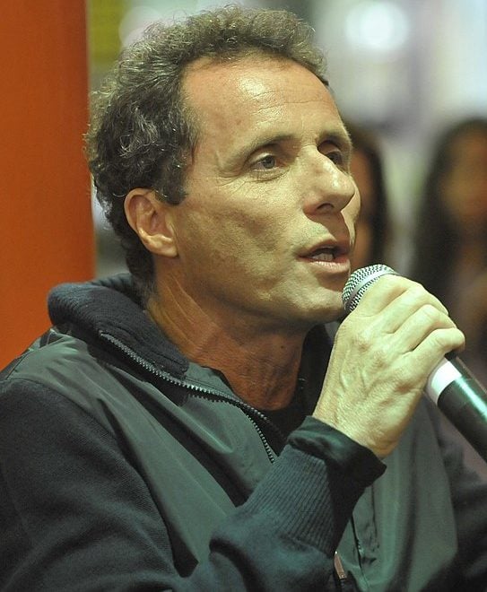 Tony Bellotto - O músico paulista critica o fanatismo religioso e diz: Sou ateu, mas não encho o saco de ninguém com isso. Não vejo tanta diferença em crer ou não em deus (com d minúsculo, como dizia Jose Saramago). 