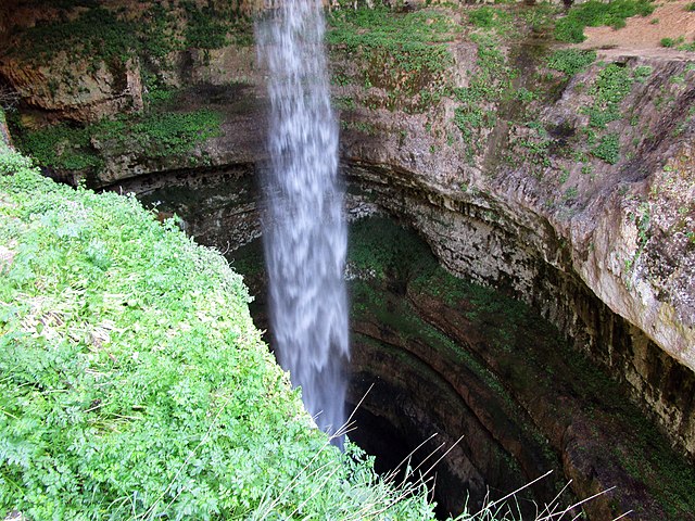 Baatara Gorge – Tannourine, Líbano (Reserva Natural de Tannourine Cedars): Queda pequena dentro de uma caverna, formando um poço sereno.
