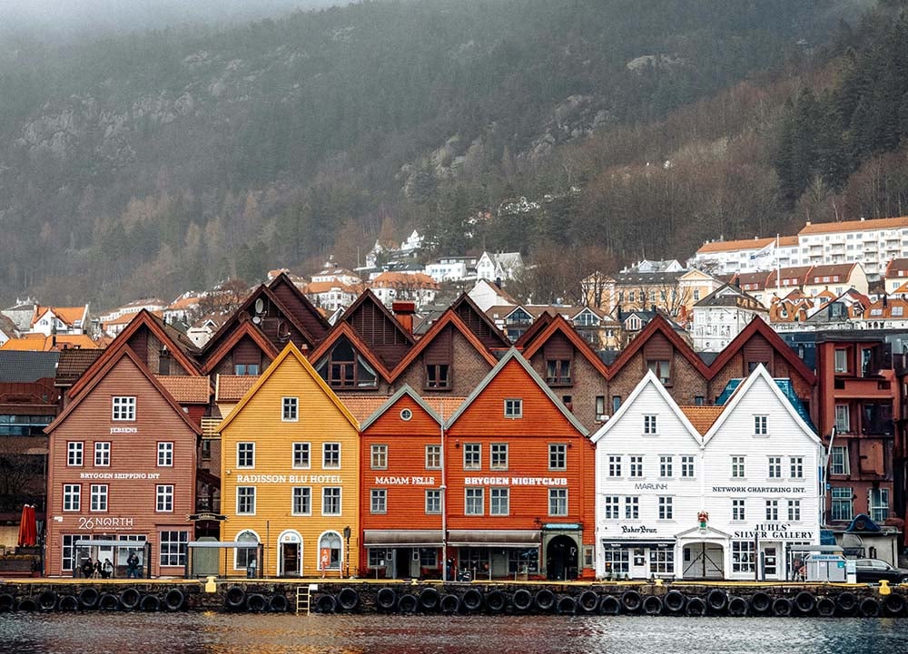 Bergen (Noruega) – Cercada por montanhas e banhada pelo Mar do Norte, Bergen é a cidade mais chuvosa da Europa. O clima úmido mantém suas paisagens verdes, mas neblina e chuvas constantes podem atrapalhar passeios.
