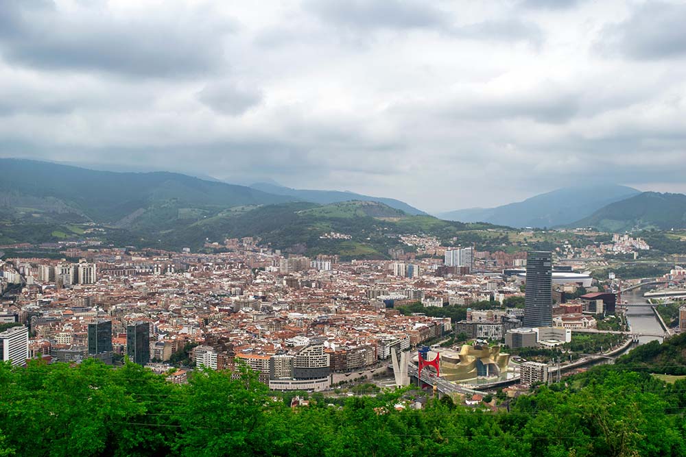 Bilbao (Espanha) – O norte da Espanha recebe muita chuva devido à influência do Mar Cantábrico. Isso beneficia as vinícolas da região, mas pode atrapalhar atividades ao ar livre.
