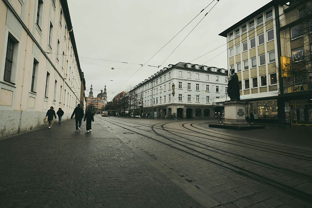 Embora as chuvas sejam essenciais para a vegetação e o abastecimento de água, elas também podem trazer transtornos, como enchentes, umidade excessiva e impacto no turismo.