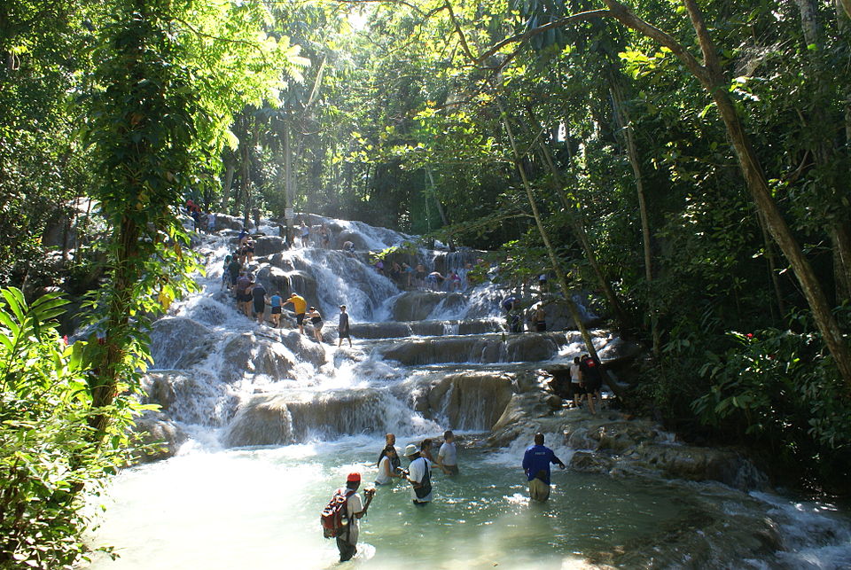 Dunn’s River Falls – Ocho Rios, Jamaica (Parque Dunn’s River Falls & Park): Cascatas suaves que formam degraus naturais com piscinas rasas.