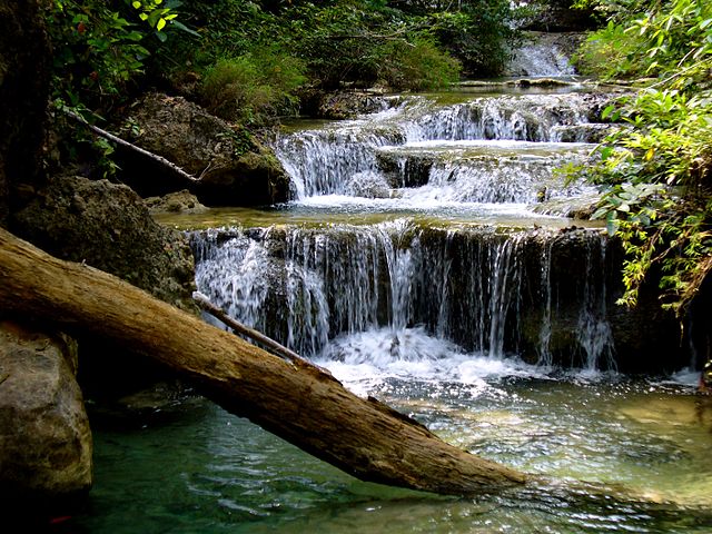 Erawan – Kanchanaburi, Tailândia (Parque Nacional de Erawan): Sequência de quedas suaves formando piscinas naturais cristalinas.
